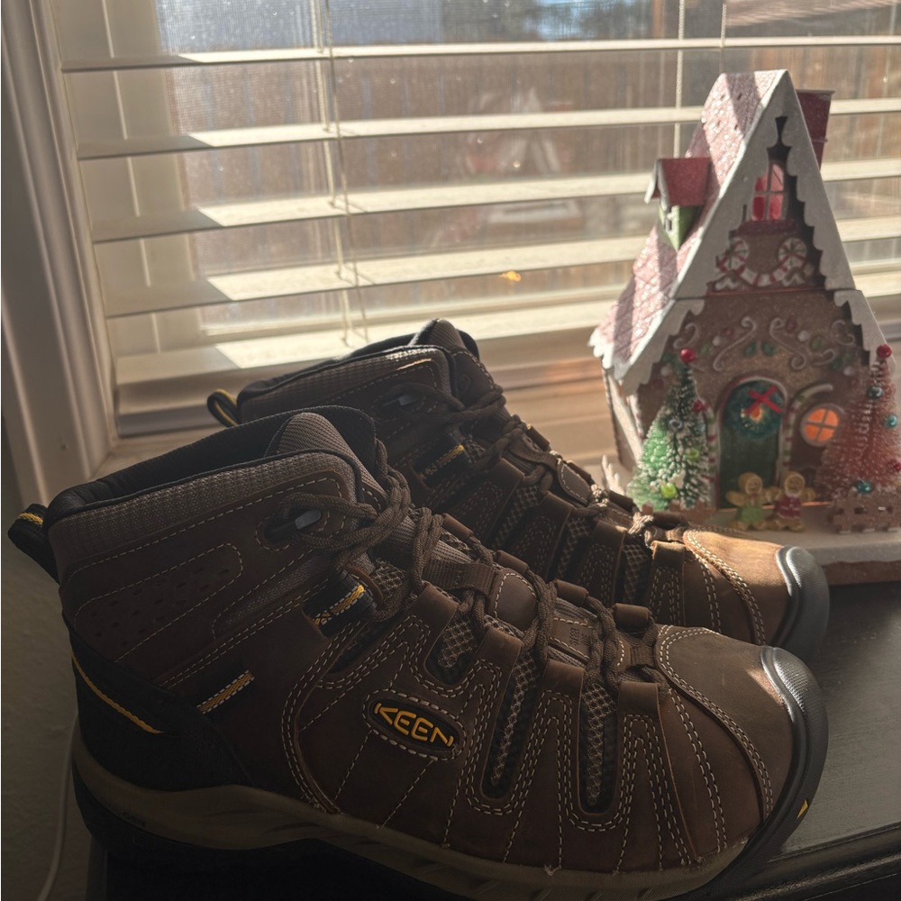KEEN Brown Hiking Boots with composite toe ￼